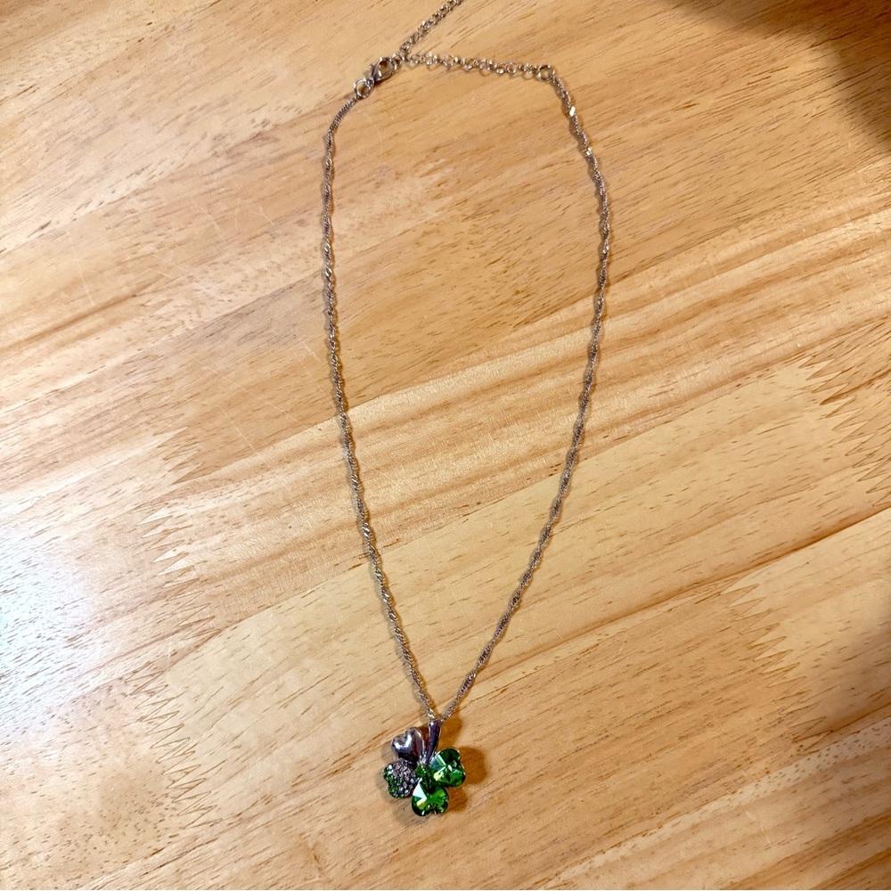 Chic Silver and Green Clover Pendant Necklace - Picture 4 of 11